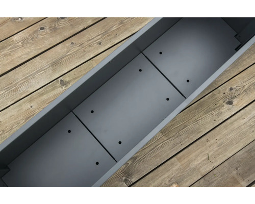 Graue Pflanzkastenwanne mit Entwässerungslöchern auf Holzterrasse