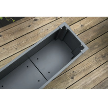 Leere, graue Pflanzkasten auf Holzterrasse