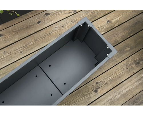 Leere, graue Pflanzkasten auf Holzterrasse