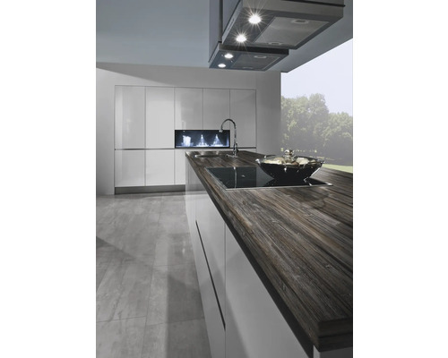 Moderne Küche mit Kochinsel, Dunstabzugshaube und Einbauschränken.