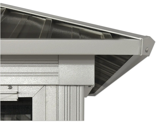 Detailansicht eines Gartenhauses mit Metalldach und Fensterrahmen