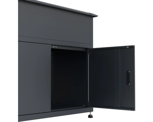 Armoire de jardin avec porte ouverte pour ranger les outils de jardin