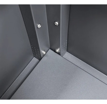 Vue détaillée du coin d'un coffre à outils avec vis et renforts métalliques