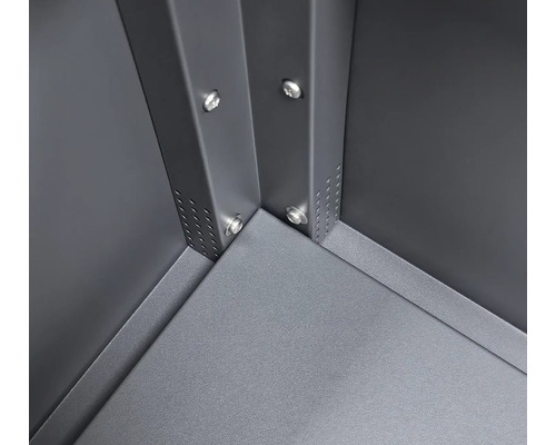 Vue détaillée du coin d'un coffre à outils avec vis et renforts métalliques