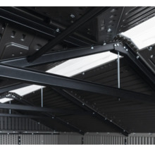 Innenansicht eines Geräteschuppens mit Metalldachkonstruktion und Stahlträgern