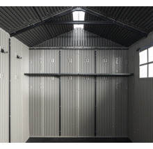 Innenansicht eines Gerätehauses mit Regalen, Haken und Fenster