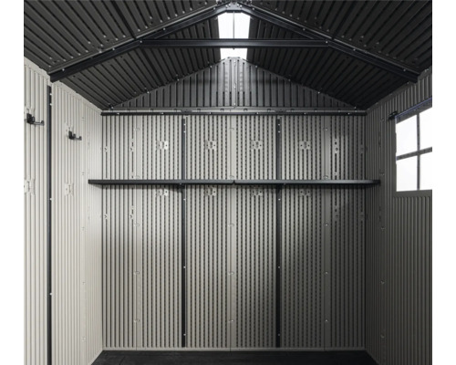 Innenansicht eines Gerätehauses mit Regalen, Haken und Fenster