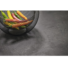 Chilis in einem Drahtkorb