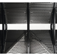 Detailansicht einer schwarzen Gerätehauswand mit horizontalen Verstrebungen