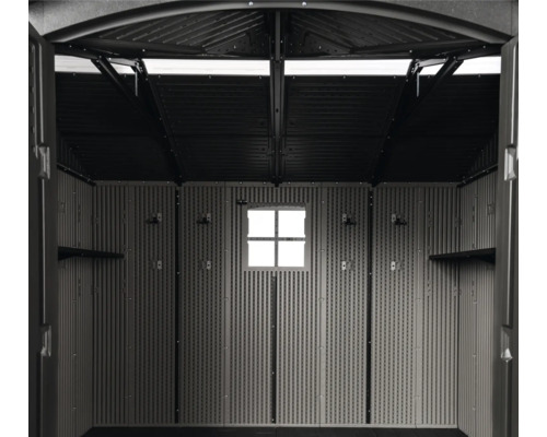 Innenansicht eines Gerätehauses mit Fenster und Regalen