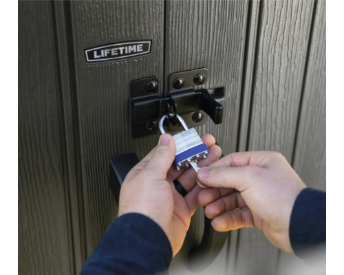 Person schließt ein Lifetime Gartenhaus mit einem Vorhängeschloss ab