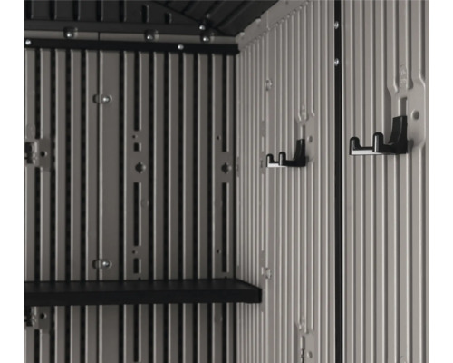 Innenansicht eines Geräteschuppens mit Regal und Haken