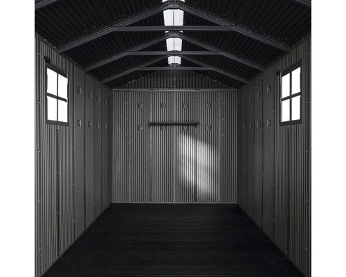 Innenansicht eines Gerätehauses mit Fenstern und Metallwänden.