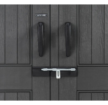 Detailansicht eines Gartenschrankes mit Türgriffen und Riegel