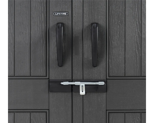 Detailansicht eines Gartenschrankes mit Türgriffen und Riegel