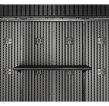 Innenansicht eines Geräteschranks mit Regal