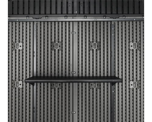 Innenansicht eines Geräteschranks mit Regal