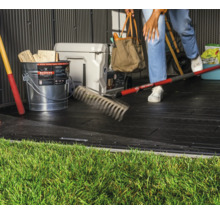 Geräteschuppen Innenraum mit Gartengeräten, Eimer und Kühlbox