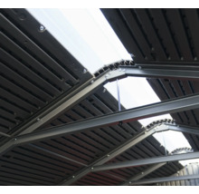 Innenansicht des Daches eines Gerätehauses mit Metallrahmen und Dachplatten