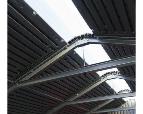 Innenansicht des Daches eines Gerätehauses mit Metallrahmen und Dachplatten