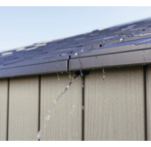 Wasser fléisst vum Daach vun engem Gaardhaus.