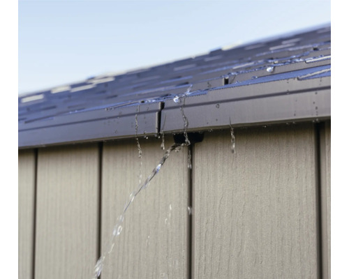 Wasser fléisst vum Daach vun engem Gaardhaus.