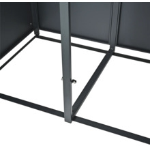 Detailansicht des Metallrahmens eines Geräteschuppens.