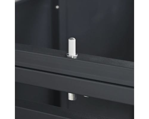 Detailansicht eines Metallrahmens mit Montagebolzen