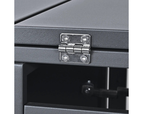 Detailansicht eines Möbelscharniers an einem grauen Möbelstück