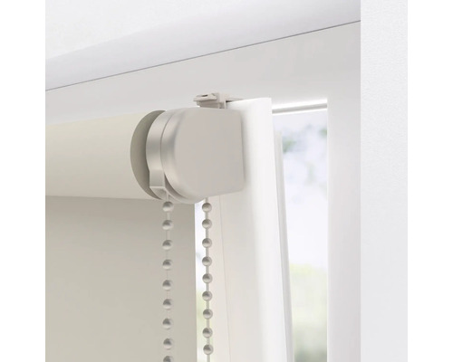 Detailansicht eines Rollos mit Kettenzug zur Fensterdekoration