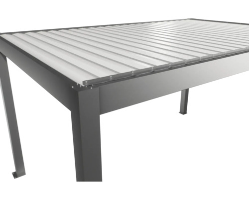 Vue détaillée d'un toit de terrasse gris avec toit à lames