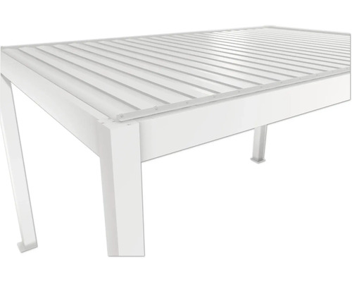 Detailansicht einer weißen Terrassenüberdachung mit Lamellendach.