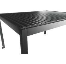 Vue détaillée d'un toit de terrasse noir avec des lamelles