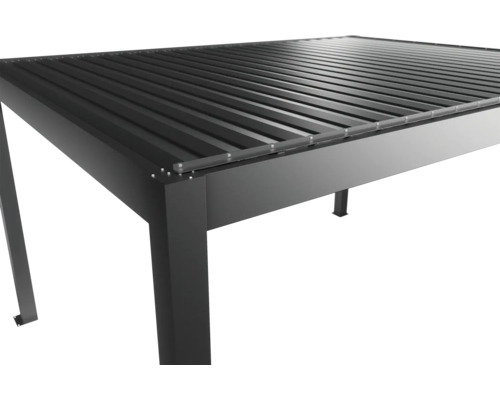 Vue détaillée d'un toit de terrasse noir avec des lamelles