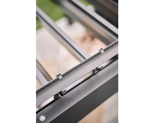 Vue détaillée d'un toit de terrasse en aluminium avec des vis