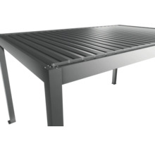 Vue détaillée d'un toit de terrasse gris avec un toit à lamelles