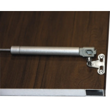 Vérin à gaz pour meubles sur une surface en bois