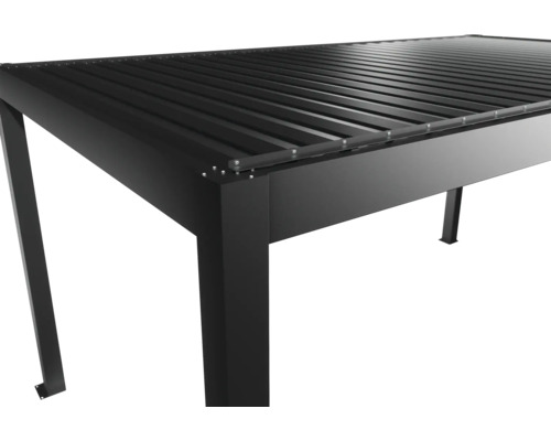 Vue détaillée d'un toit de terrasse noir.