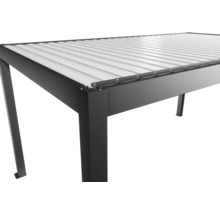 Vue détaillée d'une pergola avec structure en aluminium et toit à lames