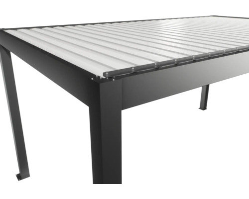 Vue détaillée d'une pergola avec structure en aluminium et toit à lames