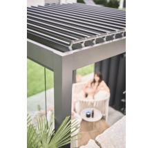 Vue détaillée d'une terrasse couverte en aluminium avec toit à lamelles