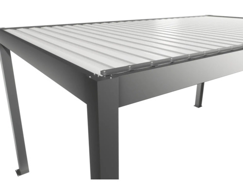 Vue détaillée d'un toit de terrasse gris avec toit à lamelles