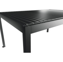 Vue détaillée d'un toit de terrasse noir avec toit à lamelles