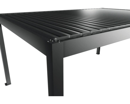 Vue détaillée d'un toit de terrasse noir avec toit à lamelles