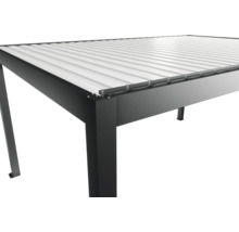 Vue détaillée d'un toit de terrasse noir avec toit à lamelles