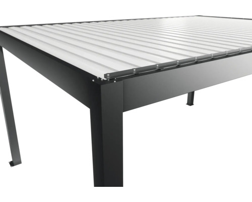 Vue détaillée d'un toit de terrasse noir avec toit à lamelles