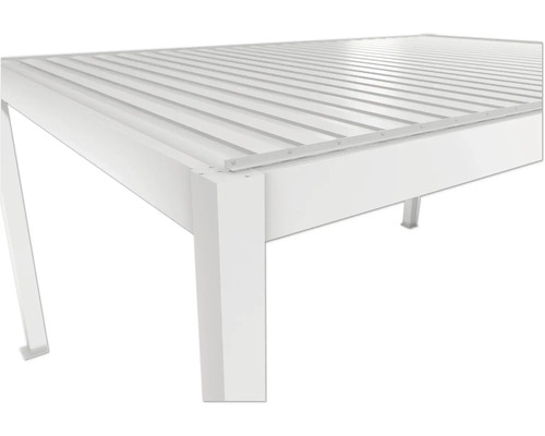Detailansicht eines weißen Gartentisches mit Lattenrost