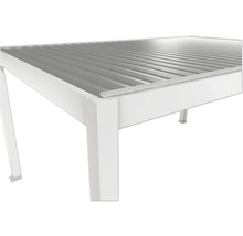 Detailansicht einer weißen Terrassenüberdachung mit einem Dach aus Metall