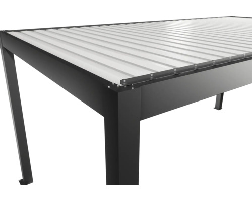 Vue détaillée d'un toit de terrasse noir avec un toit à lamelles