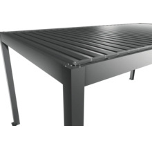 Vue détaillée d'un pavillon métallique avec toit à lamelles